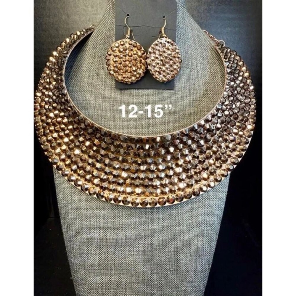 7. Cleopatra-Style Collar Necklace
